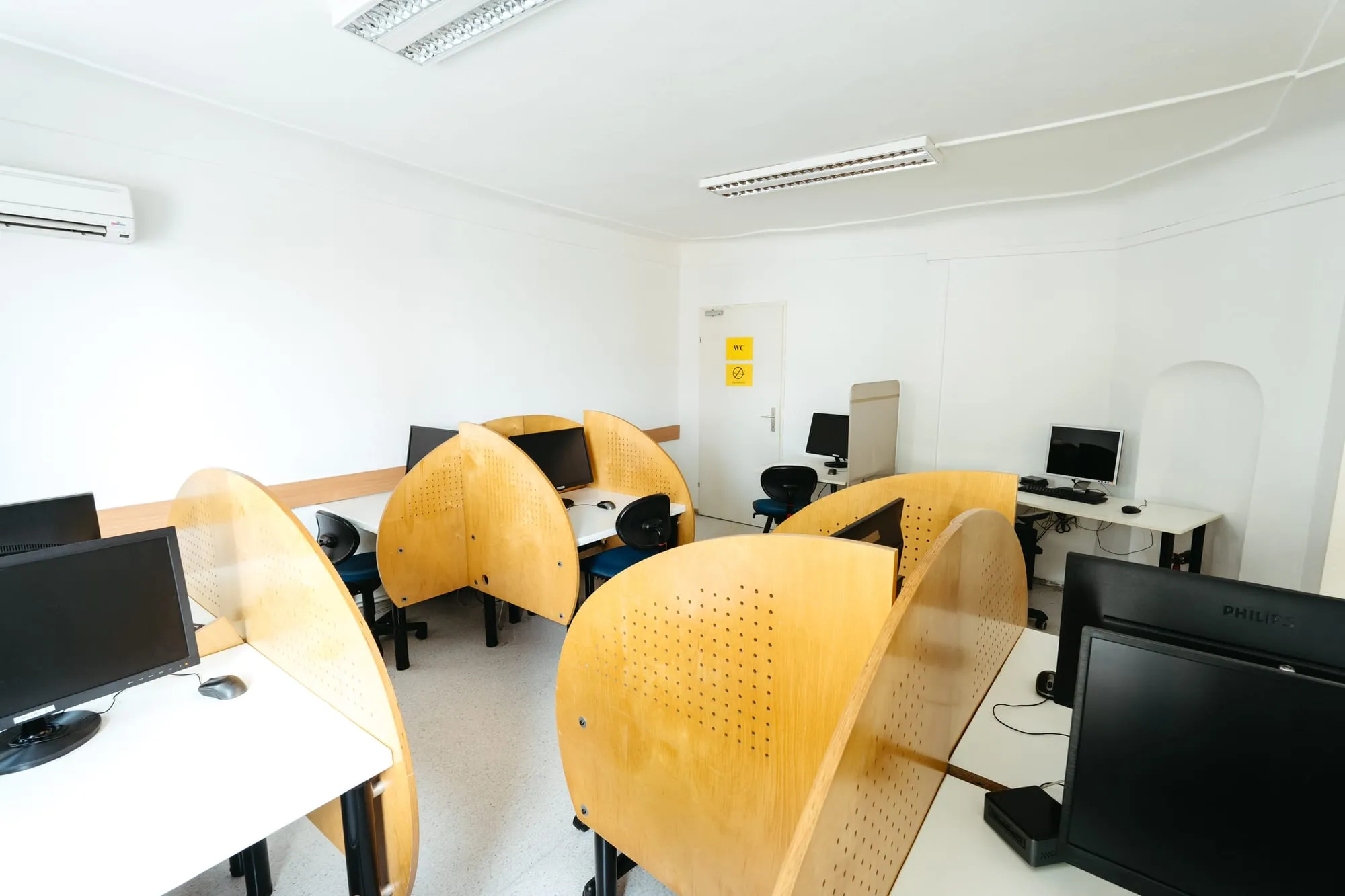 Computerraum mit abgetrennten Übungsplätzen