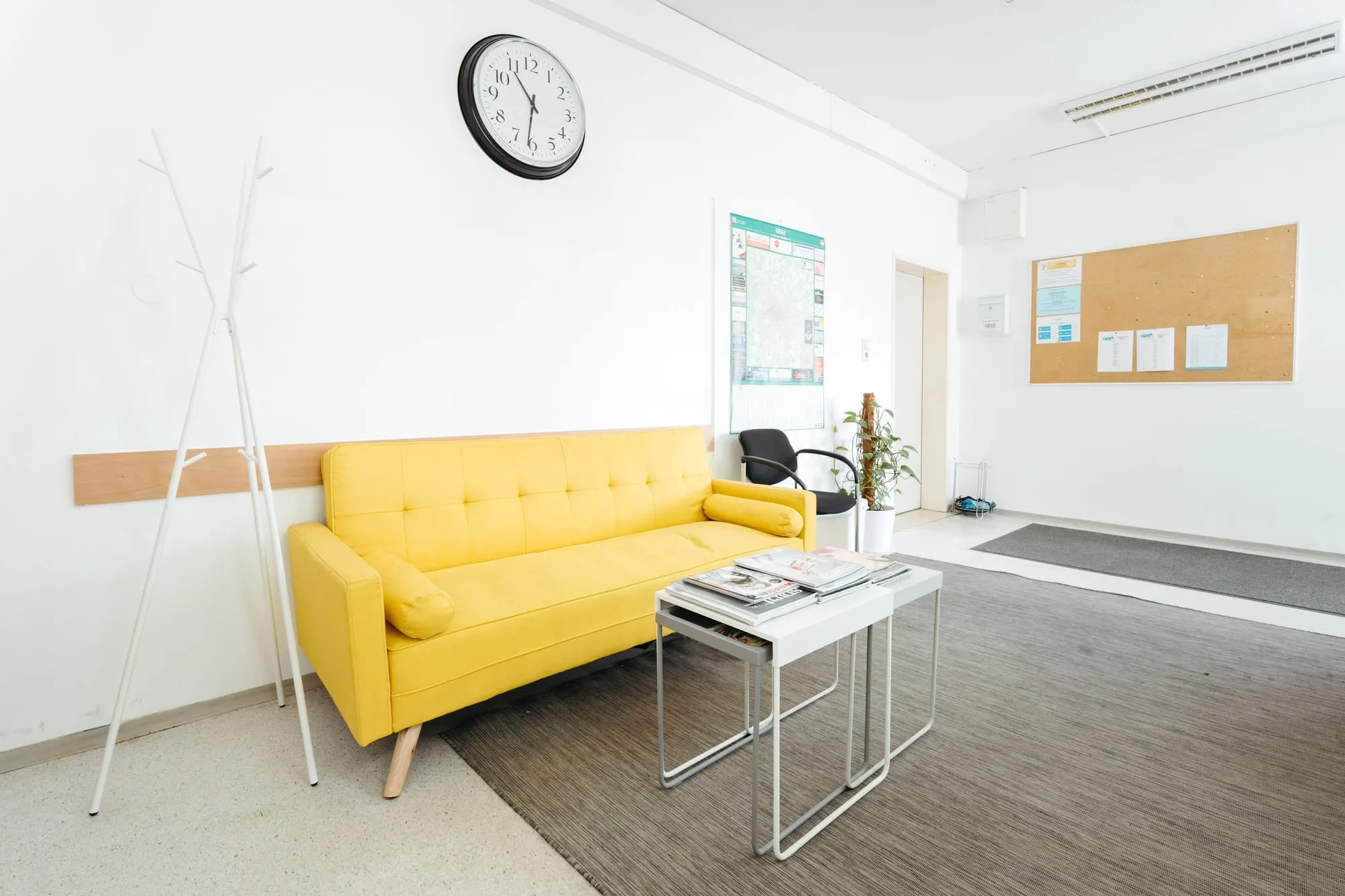 Wartebereich mit gelbem Sofa