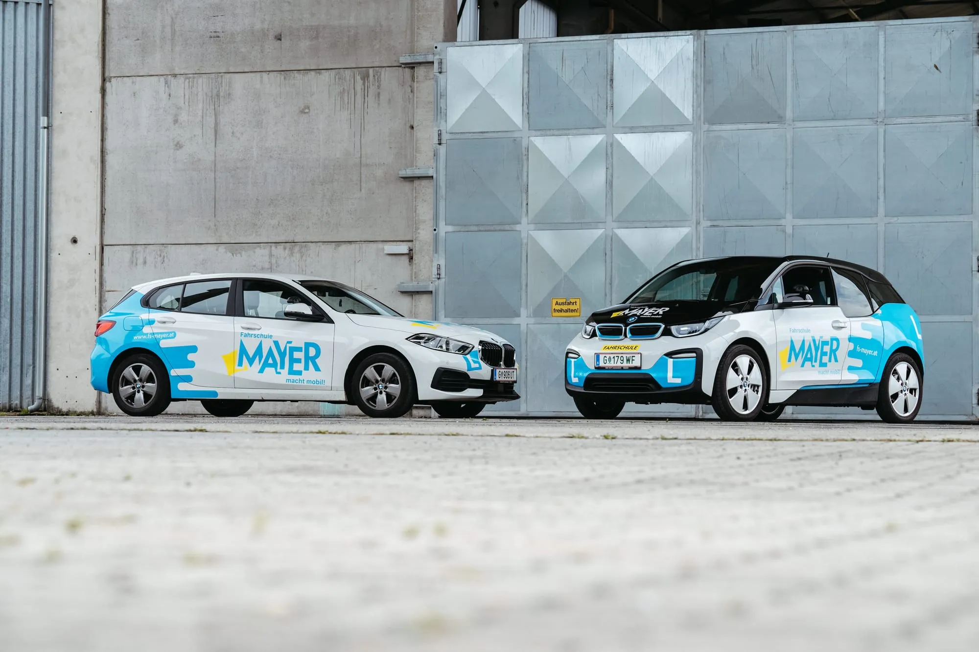 Zwei Fahrschulautos der Fahrschule Mayer