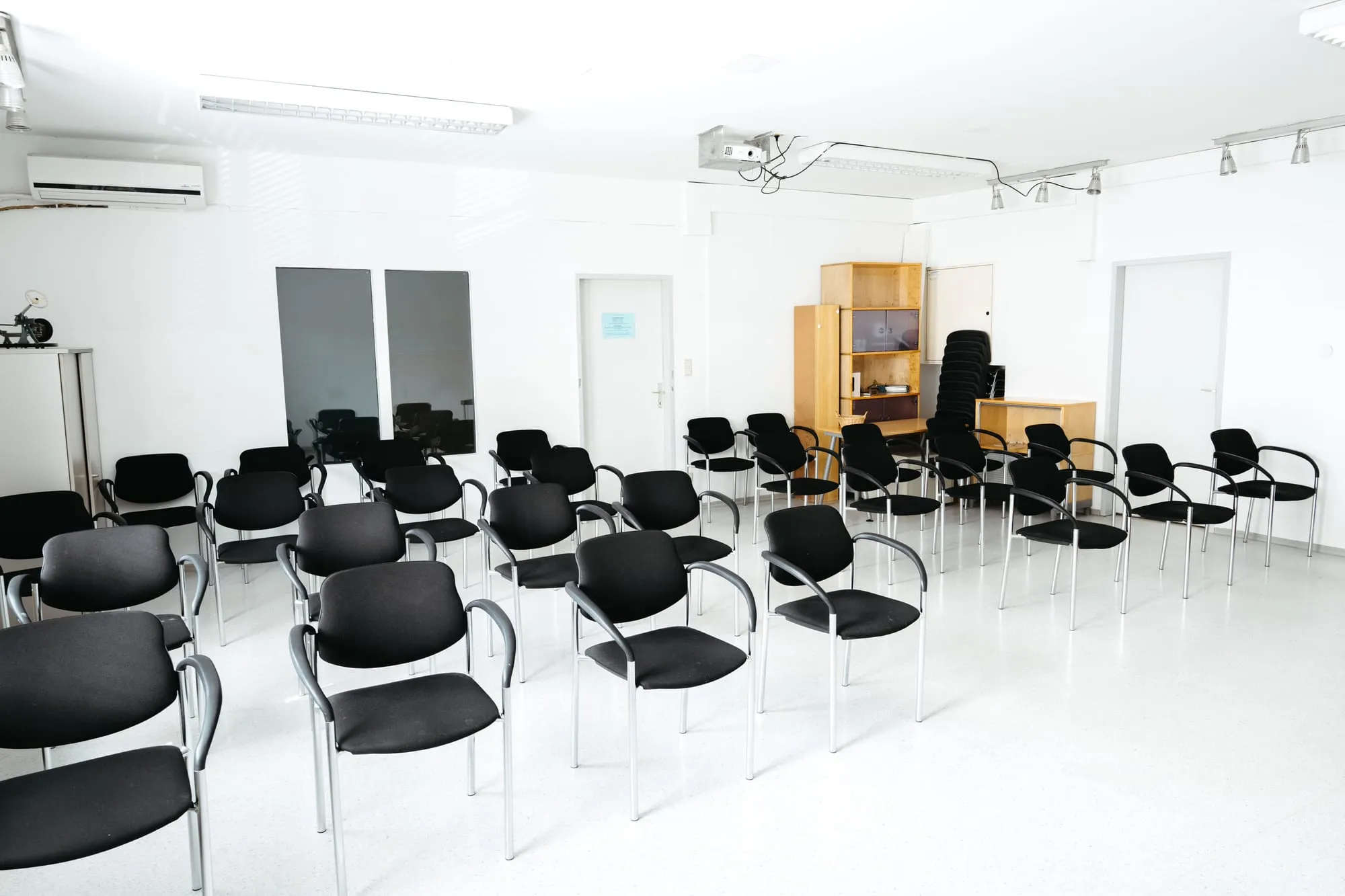 Lehrsaal mit Stuhlreihen und Beamer