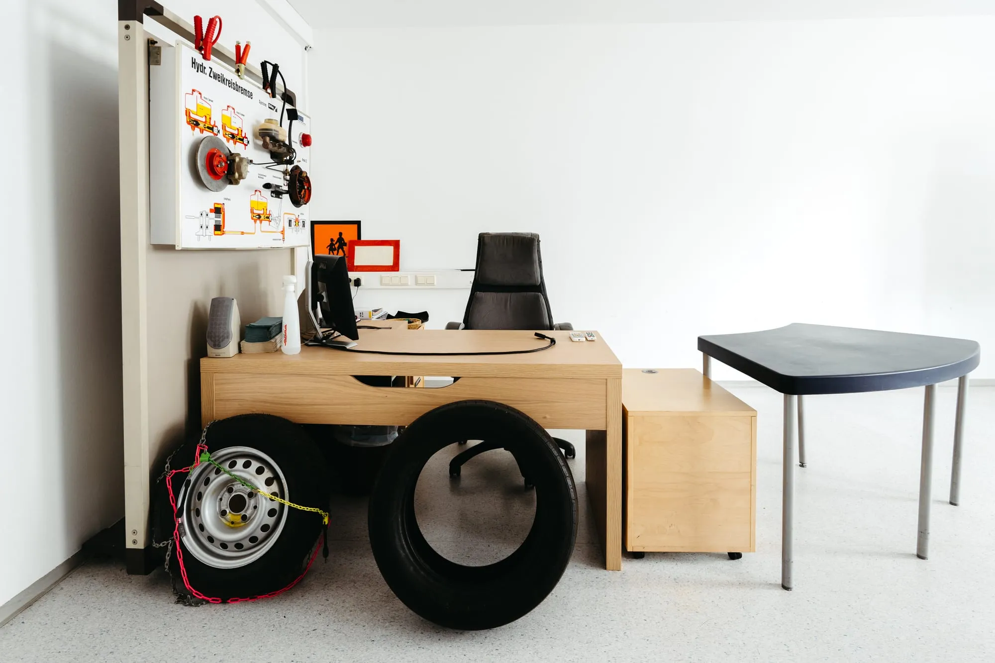 Schulungsraum mit Reifen und Schautafel zur Fahrzeugtechnik